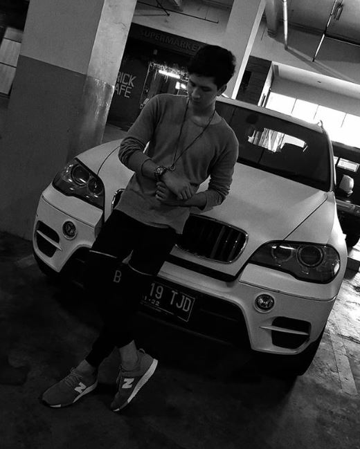 8 Potret Aditya Zoni pakai kendaraan mewah, keren abis