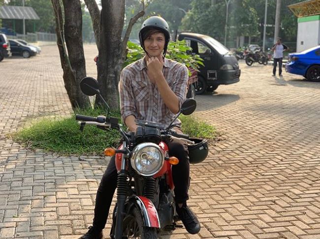 8 Potret Aditya Zoni pakai kendaraan mewah, keren abis