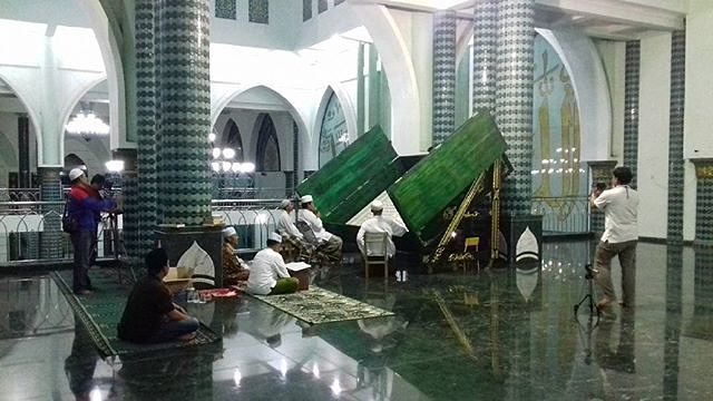 Unik, jemaah masjid ini tadarus dengan Alquran raksasa