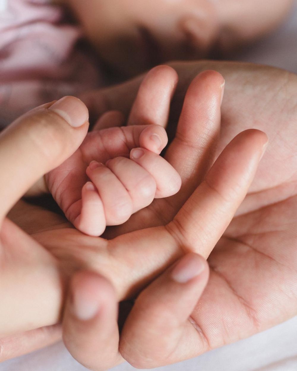 5 Seleb ini rahasiakan wajah bayinya sejak lahir, kenapa ya?