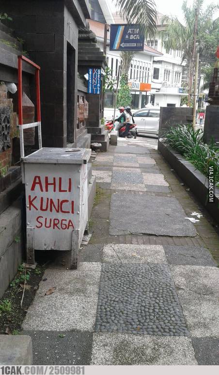 10 Tulisan lucu di gerobak tukang kunci ini kocak abis