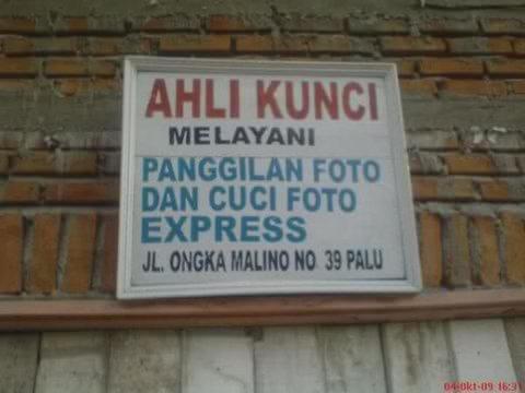 10 Tulisan lucu di gerobak tukang kunci ini kocak abis