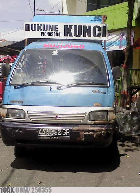 10 Tulisan lucu di gerobak tukang kunci ini kocak abis