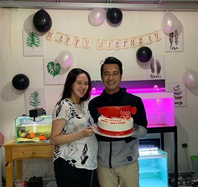 5 Momen mesra Eza Gionino mendapat kejutan ulang tahun dari istri