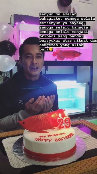 5 Momen mesra Eza Gionino mendapat kejutan ulang tahun dari istri