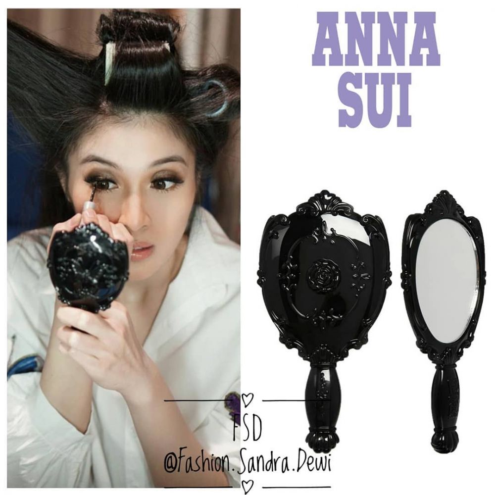 Tak harus mewah, 9 fashion item Sandra Dewi ini di bawah Rp 500 ribu
