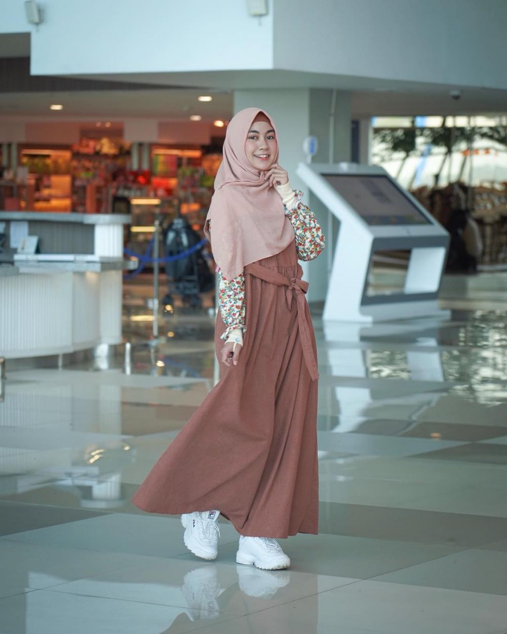 12 Gaya Anisa Rahma ini bisa jadi inspirasi saat buber, stylish