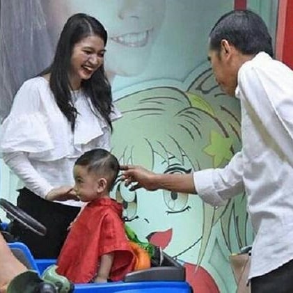 Momen Jan Ethes potong rambut ditemani Jokowi, aksinya bikin gemas