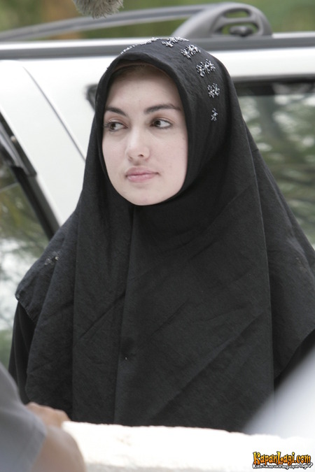 13 Potret seleb nonmuslim berhijab, tampil cantik dan memesona