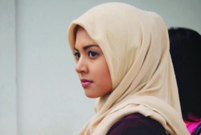 13 Potret seleb nonmuslim berhijab, tampil cantik dan memesona