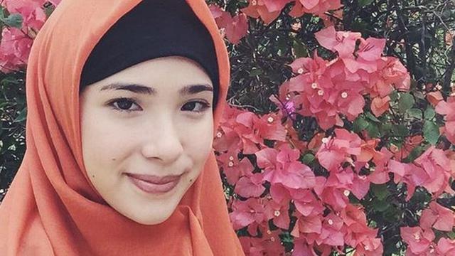 13 Potret seleb nonmuslim berhijab, tampil cantik dan memesona