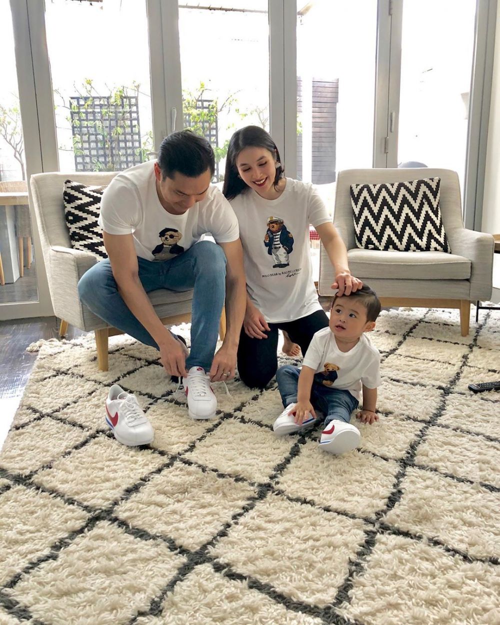 11 Gaya kompak suami Sandra Dewi dan anaknya, stylish abis