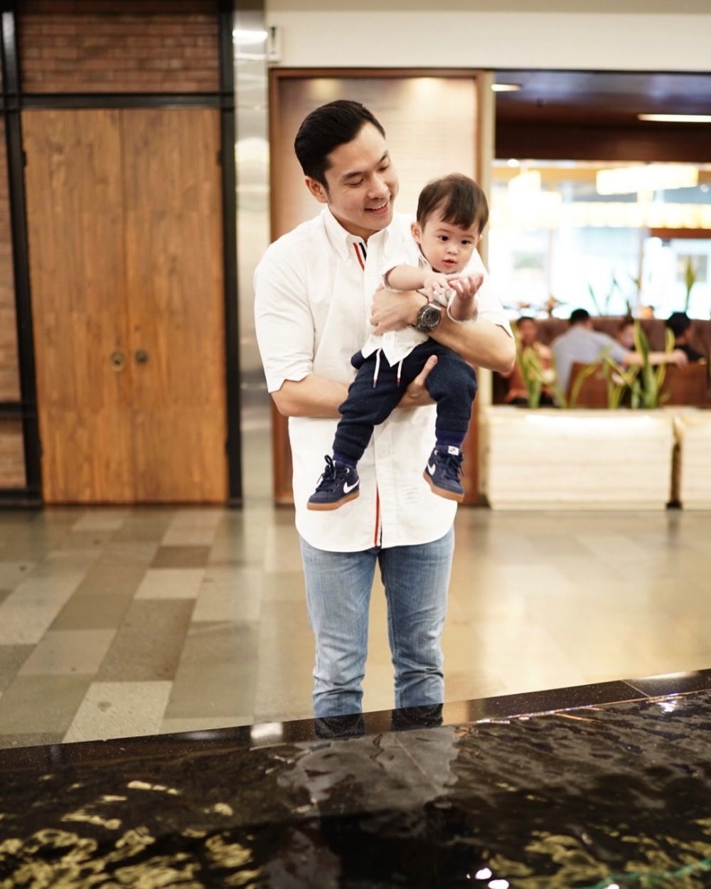 11 Gaya kompak suami Sandra Dewi dan anaknya, stylish abis