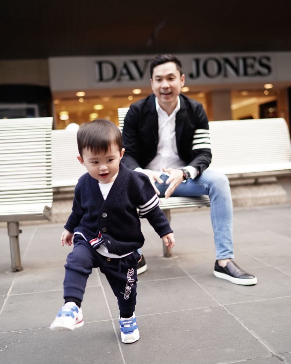 11 Gaya kompak suami Sandra Dewi dan anaknya, stylish abis