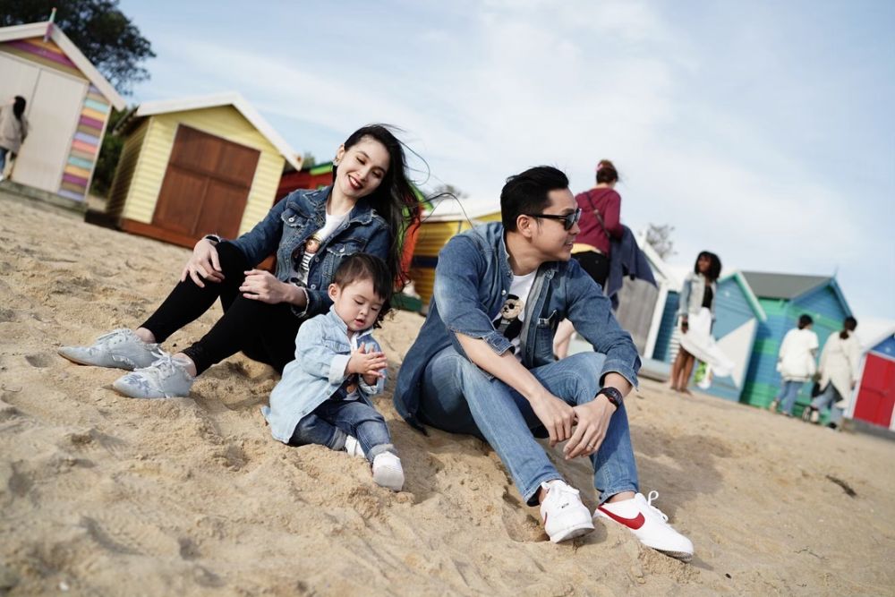 11 Gaya kompak suami Sandra Dewi dan anaknya, stylish abis