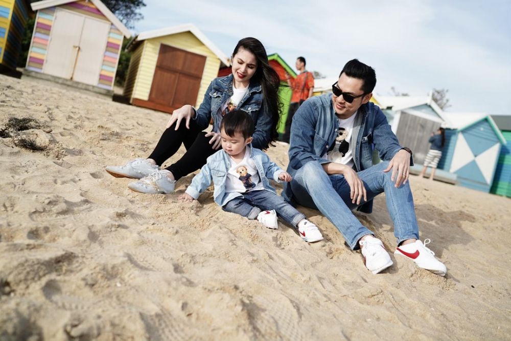 11 Gaya kompak suami Sandra Dewi dan anaknya, stylish abis