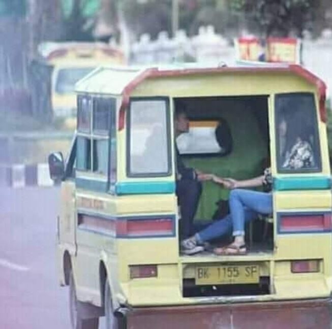 10 Kelakuan nyentrik 'budak cinta' ini kreatif abis