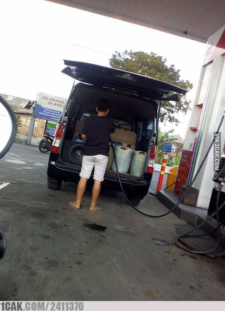 14 Tingkah orang isi bensin ini bikin geleng kepala