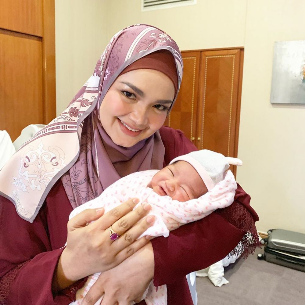 7 Potret cantiknya Azzahra, cucu Siti Nurhaliza yang baru lahir
