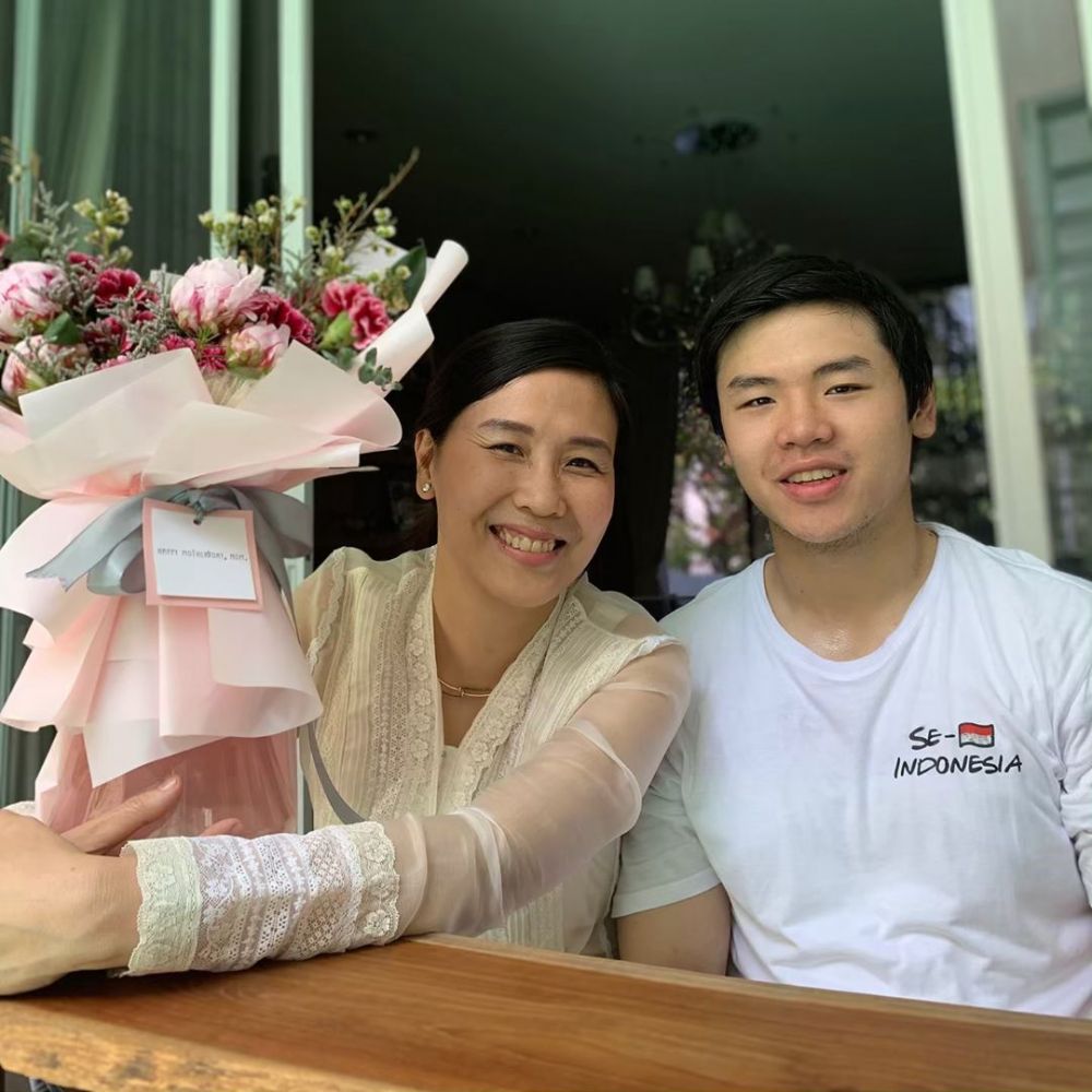 Momen haru Veronica Tan dapat kado di Hari Ibu Internasional