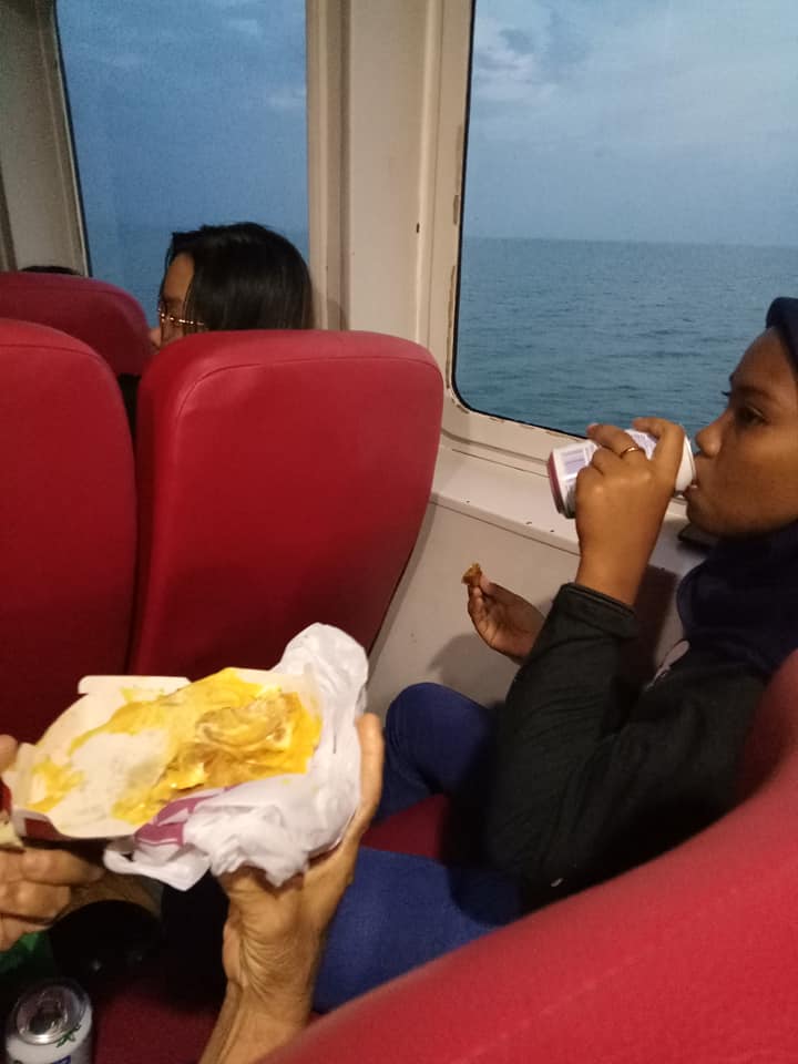 Kisah haru wanita non muslim bagikan makanan buka puasa di kapal
