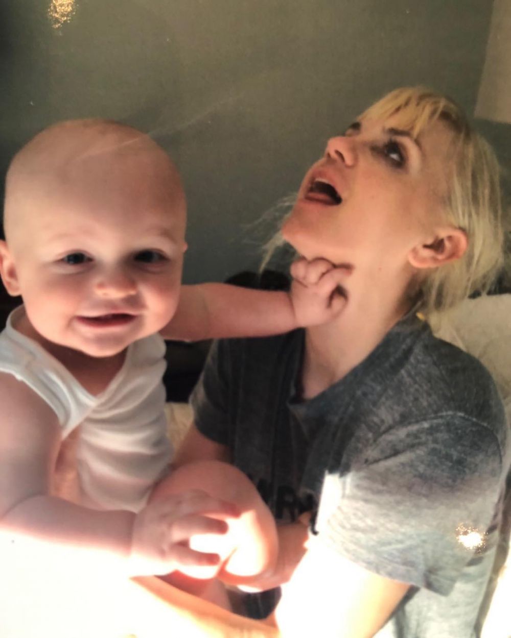 Momen 17 seleb Hollywood rayakan Hari Ibu, menyentuh & penuh haru