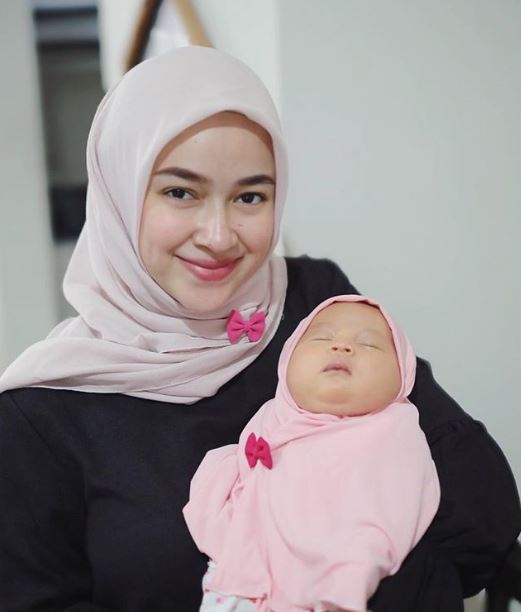 Inspirasi hijab Aryani Fitriana, pemeran Chacha di sinetron Kepompong