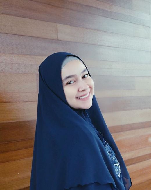 Inspirasi hijab Aryani Fitriana, pemeran Chacha di sinetron Kepompong