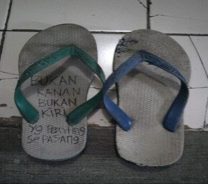 Tulisan di 10 sandal ini bikin nggak hilang saat dipakai tarawih