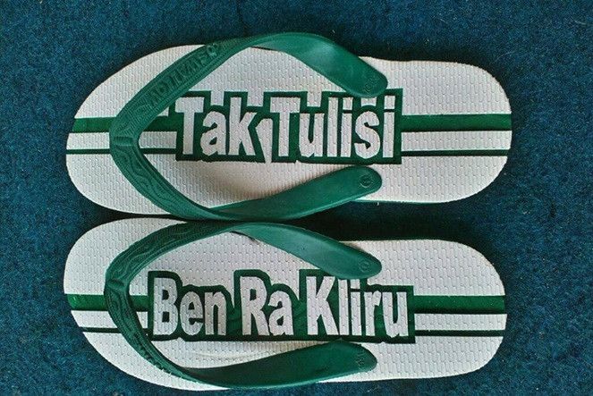 Tulisan di 10 sandal ini bikin nggak hilang saat dipakai tarawih