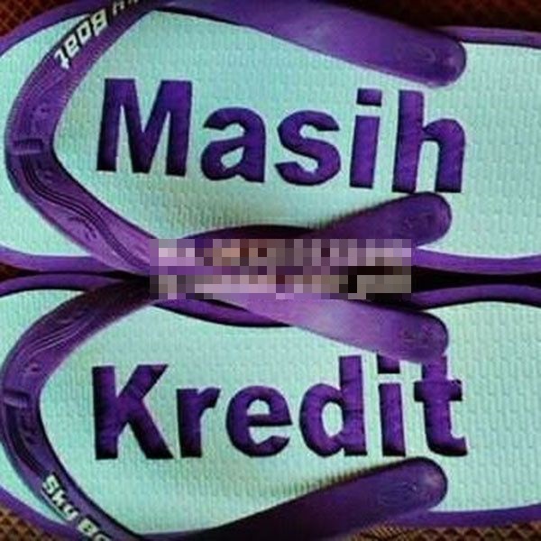 Tulisan di 10 sandal ini bikin nggak hilang saat dipakai tarawih