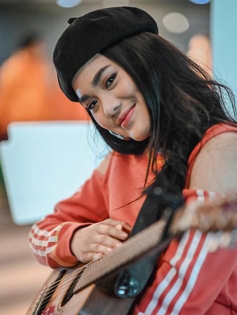 Jarang pakai topi, 9 momen Sheryl Sheinafia memakai baret