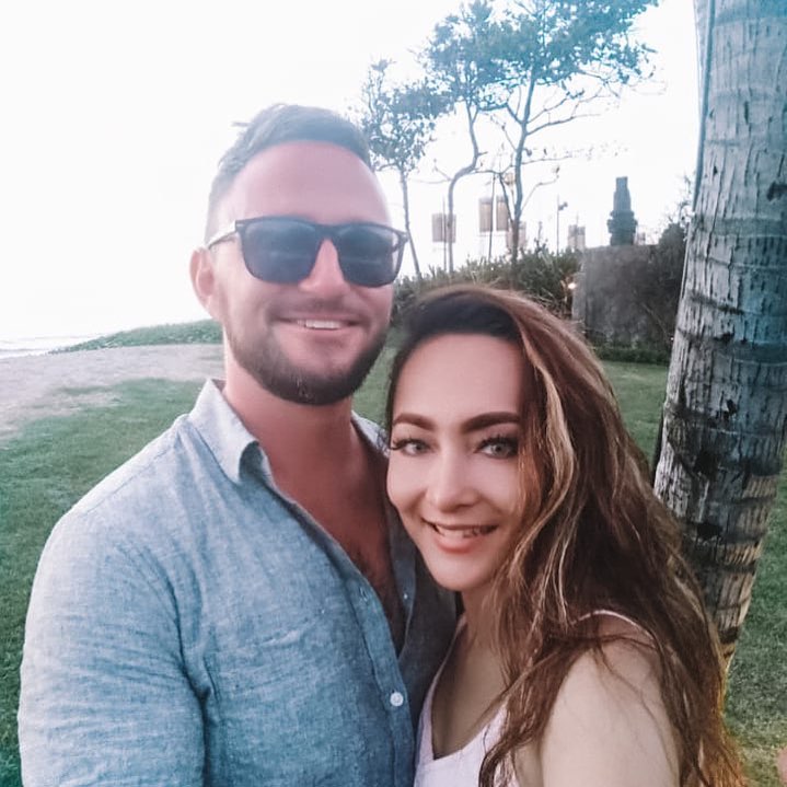 10 Momen mesra Dewi Rezer bareng pacar bulenya, bikin baper