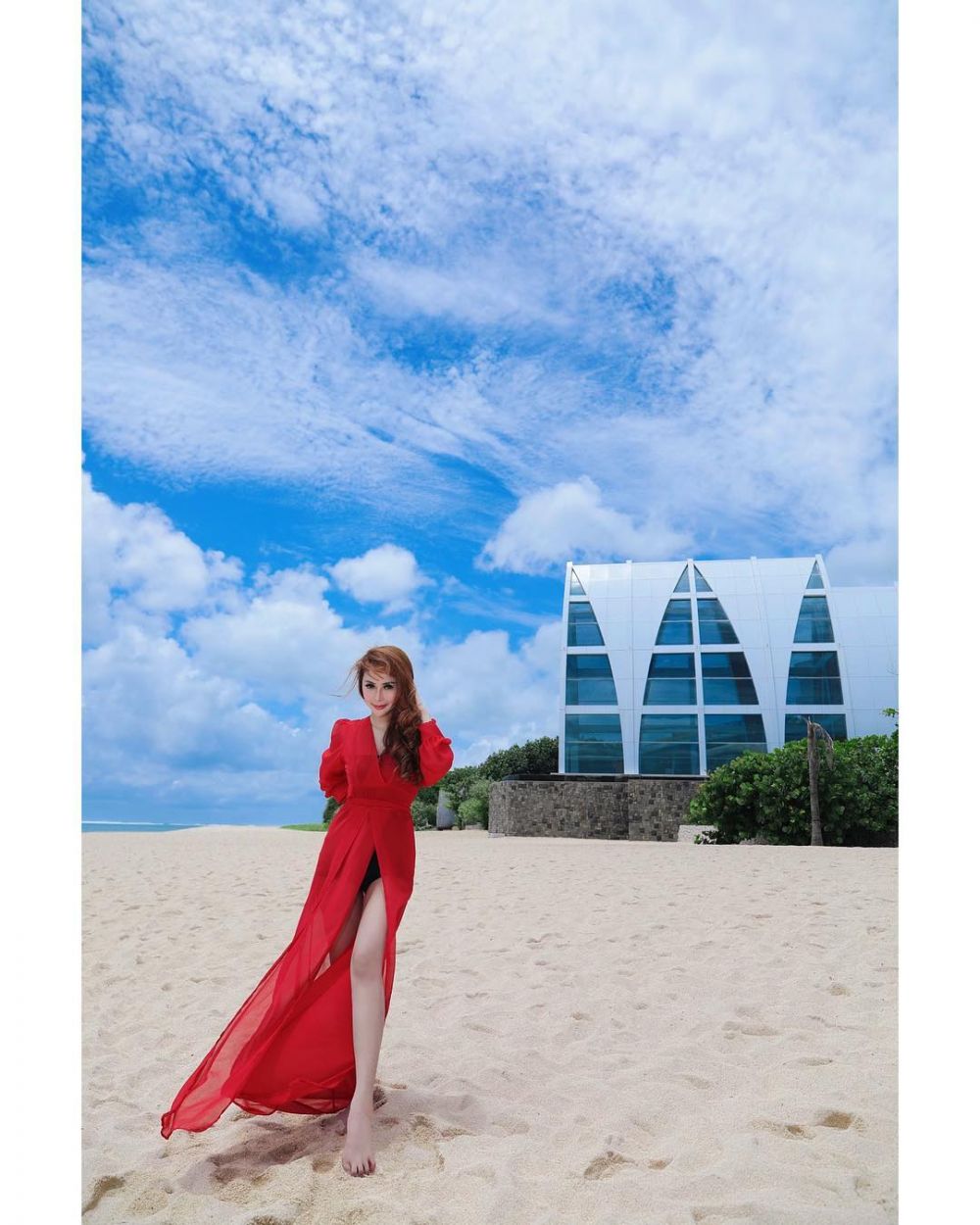 9 Pesona Apristiyah, wanita cantik yang dekat dengan Guntur Triyoga