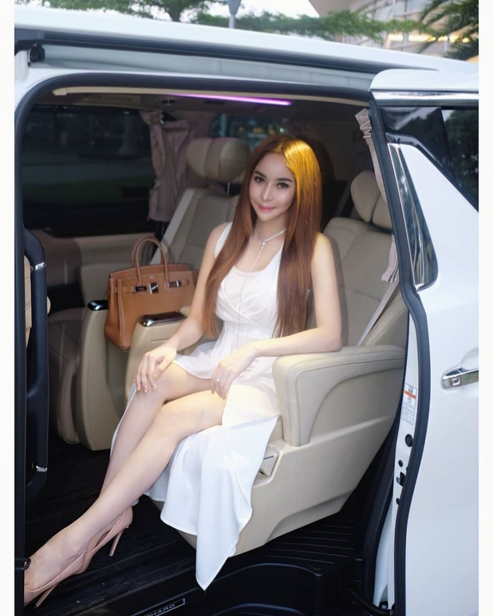 9 Pesona Apristiyah, wanita cantik yang dekat dengan Guntur Triyoga