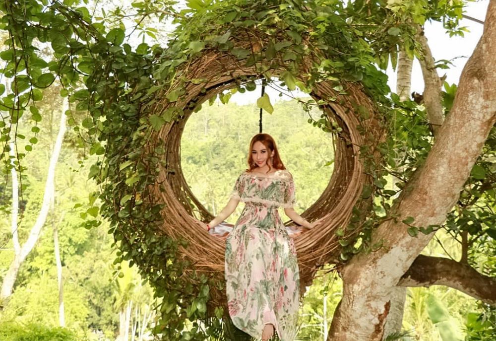 9 Pesona Apristiyah, wanita cantik yang dekat dengan Guntur Triyoga