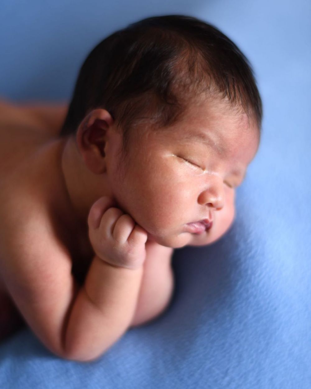 7 Pemotretan newborn Kalundra putra Tya Ariestya, temanya unik