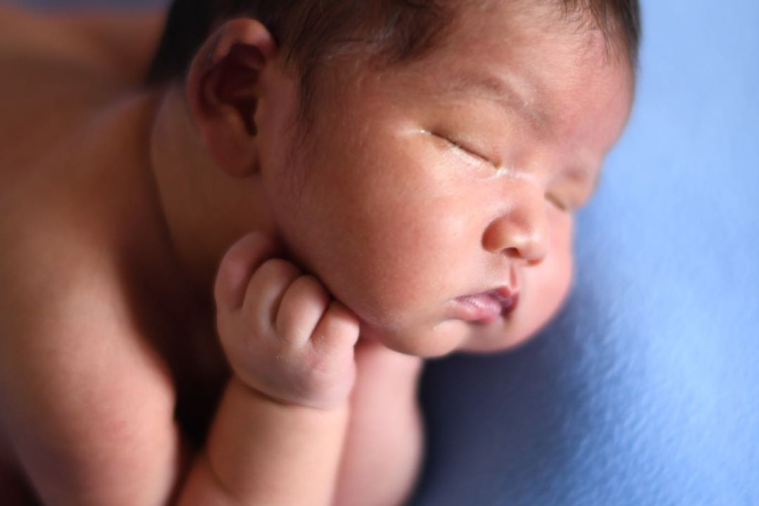 7 Pemotretan newborn Kalundra putra Tya Ariestya, temanya unik