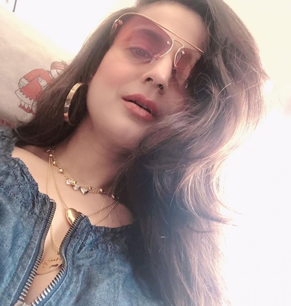 Usia 42 tahun, 10 foto Ameesha Patel ini seksinya bak usia 20-an