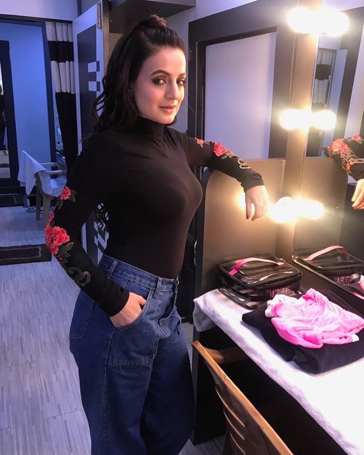Usia 42 tahun, 10 foto Ameesha Patel ini seksinya bak usia 20-an