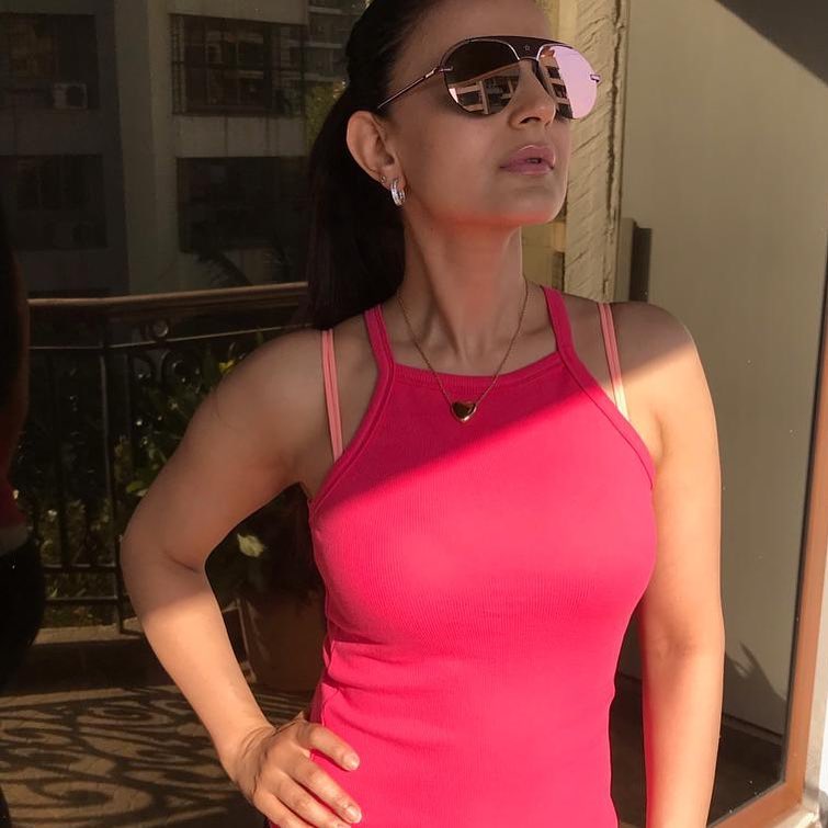 Usia 42 tahun, 10 foto Ameesha Patel ini seksinya bak usia 20-an