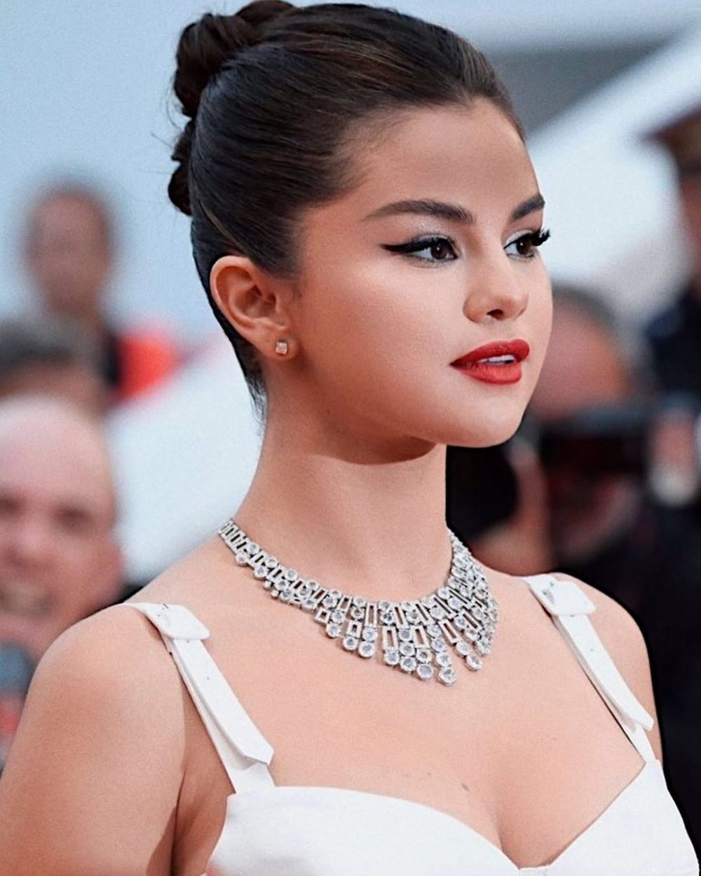 7 Potret Selena Gomez tampil perdana di depan publik, glamor elegan