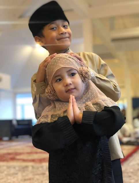 6 Gaya Akifa Dhinara pakai baju muslim, cantiknya mirip Nindy Ayunda