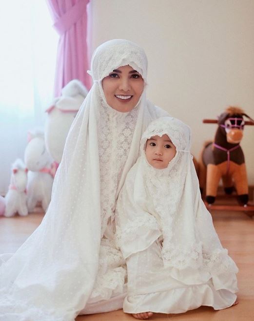 6 Gaya Akifa Dhinara pakai baju muslim, cantiknya mirip Nindy Ayunda