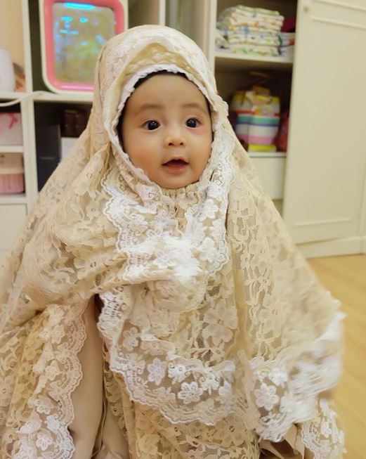 6 Gaya Akifa Dhinara pakai baju muslim, cantiknya mirip Nindy Ayunda