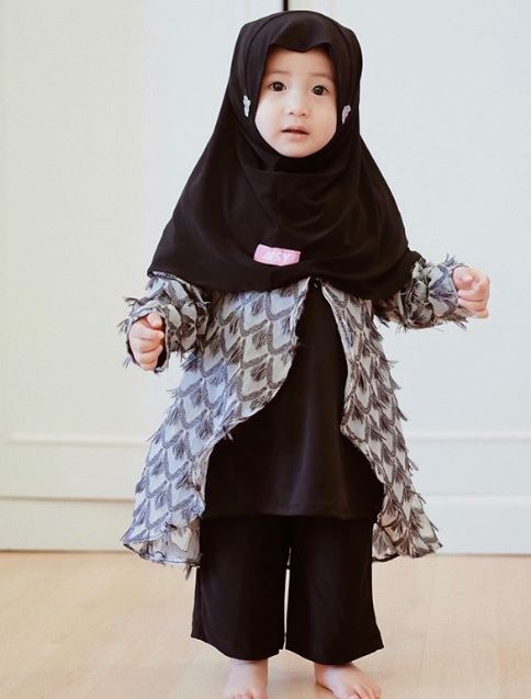 6 Gaya Akifa Dhinara pakai baju muslim, cantiknya mirip Nindy Ayunda