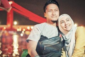 Unggah potret bareng Fenita, Arie Untung posting soal poligami