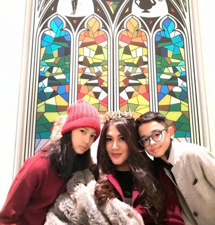 Jarang tersorot, ini 8 potret Cornelia Agatha dengan anak kembarnya