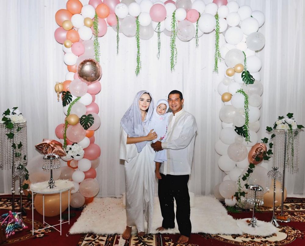 Pesona 10 seleb blasteran saat berhijab ini bikin klepek-klepek