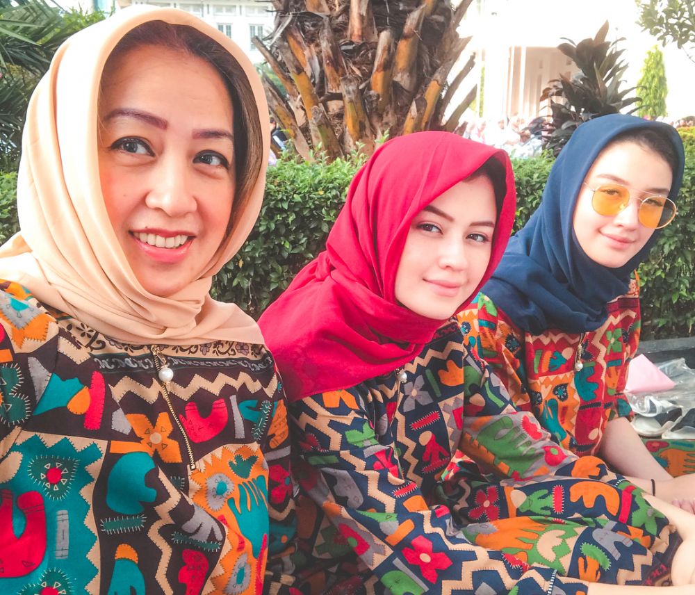 Pesona 10 seleb blasteran saat berhijab ini bikin klepek-klepek
